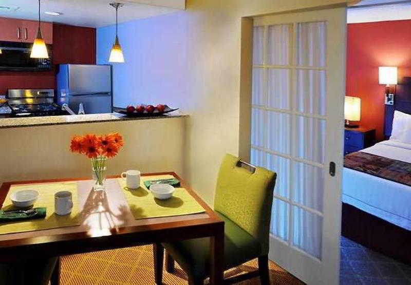 โซเนสตา อีเอส สวีท ดัลลัส เซนทรัล เอ็กซ์เพรสเวย์ Hotel ภายนอก รูปภาพ